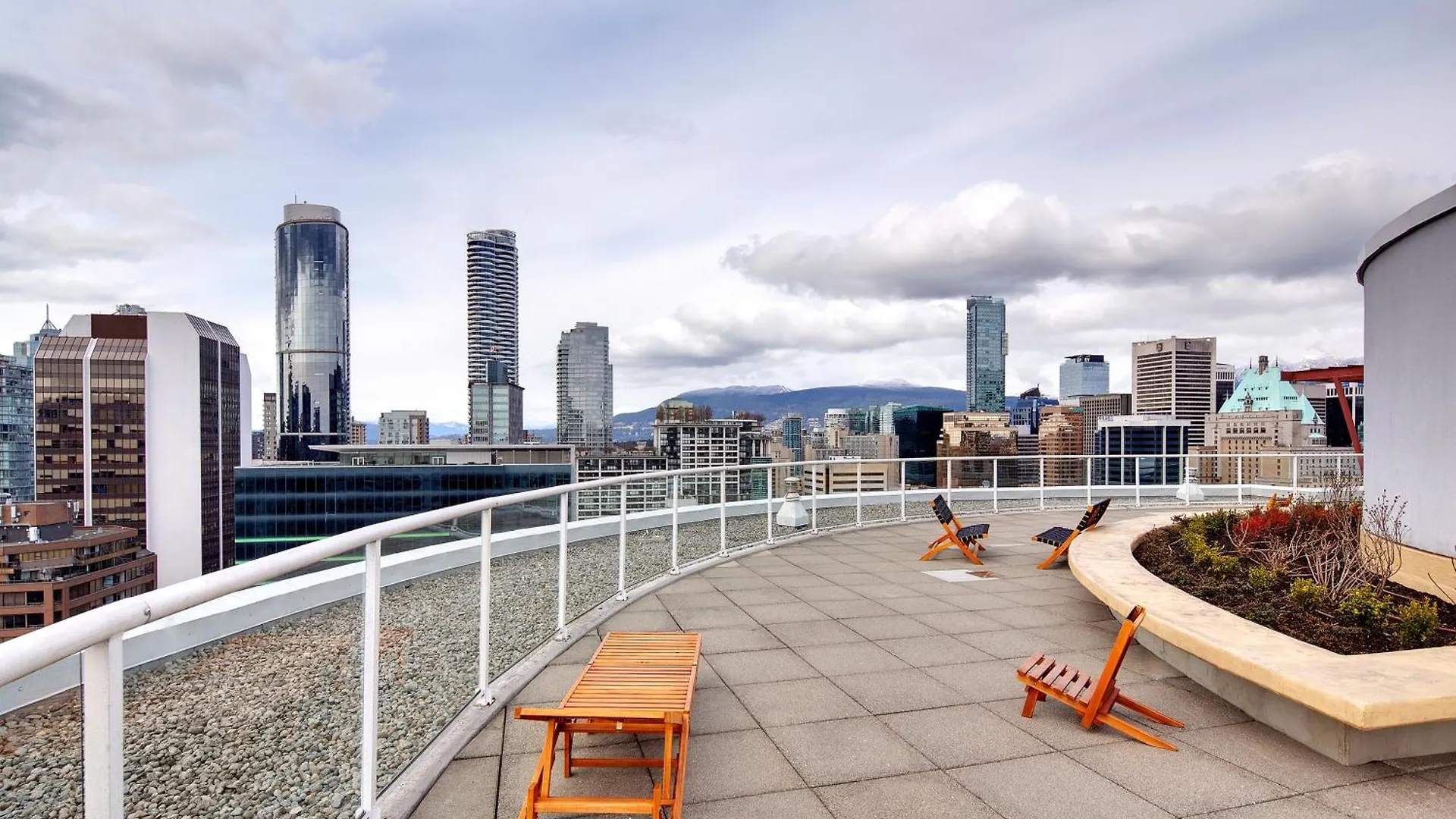 Two-Story Loft With A High-Rises View And Rooftop Deck Vancouver