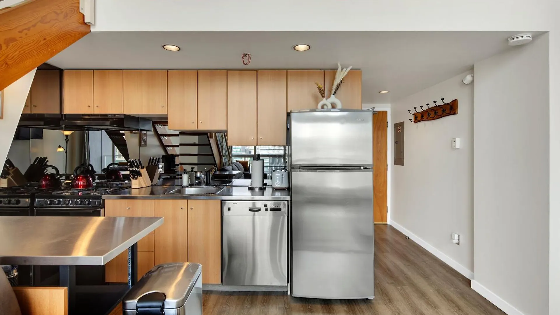 Two-Story Loft With A High-Rises View And Rooftop Deck Vancouver 0*,
