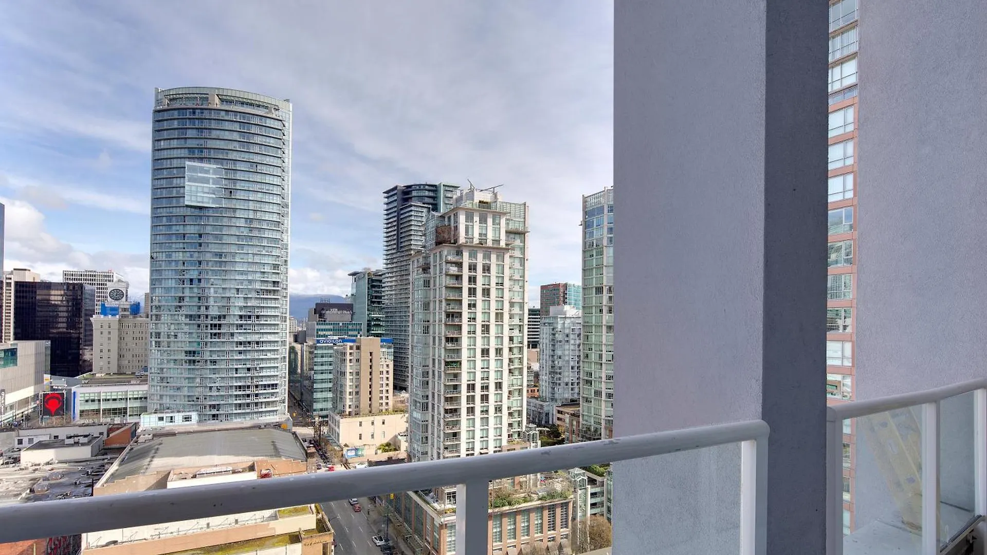 Two-Story Loft With A High-Rises View And Rooftop Deck Vancouver Apartment
