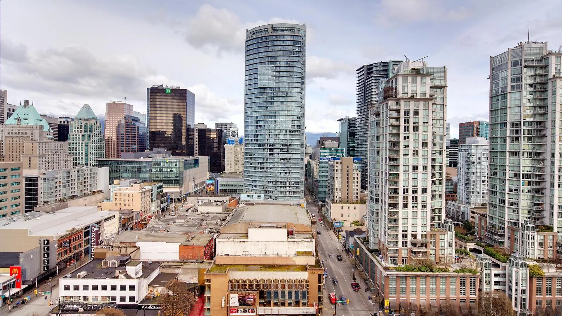 Two-Story Loft With A High-Rises View And Rooftop Deck Vancouver Apartment