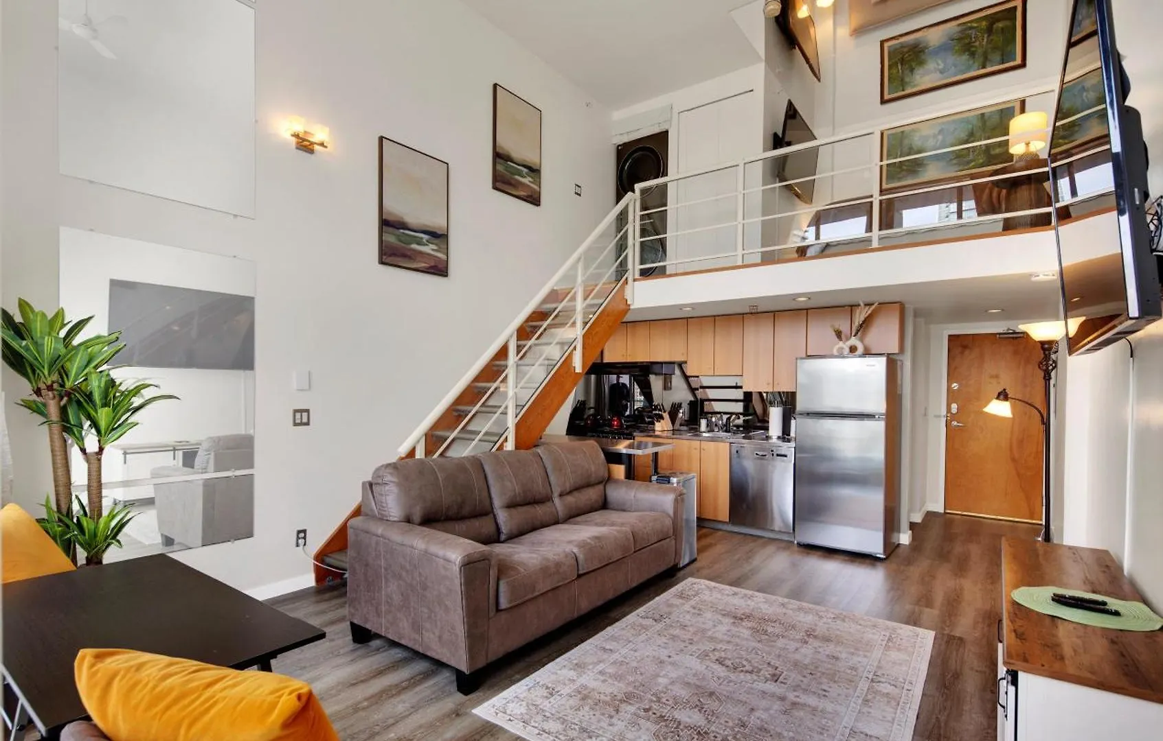 Two-Story Loft With A High-Rises View And Rooftop Deck Vancouver