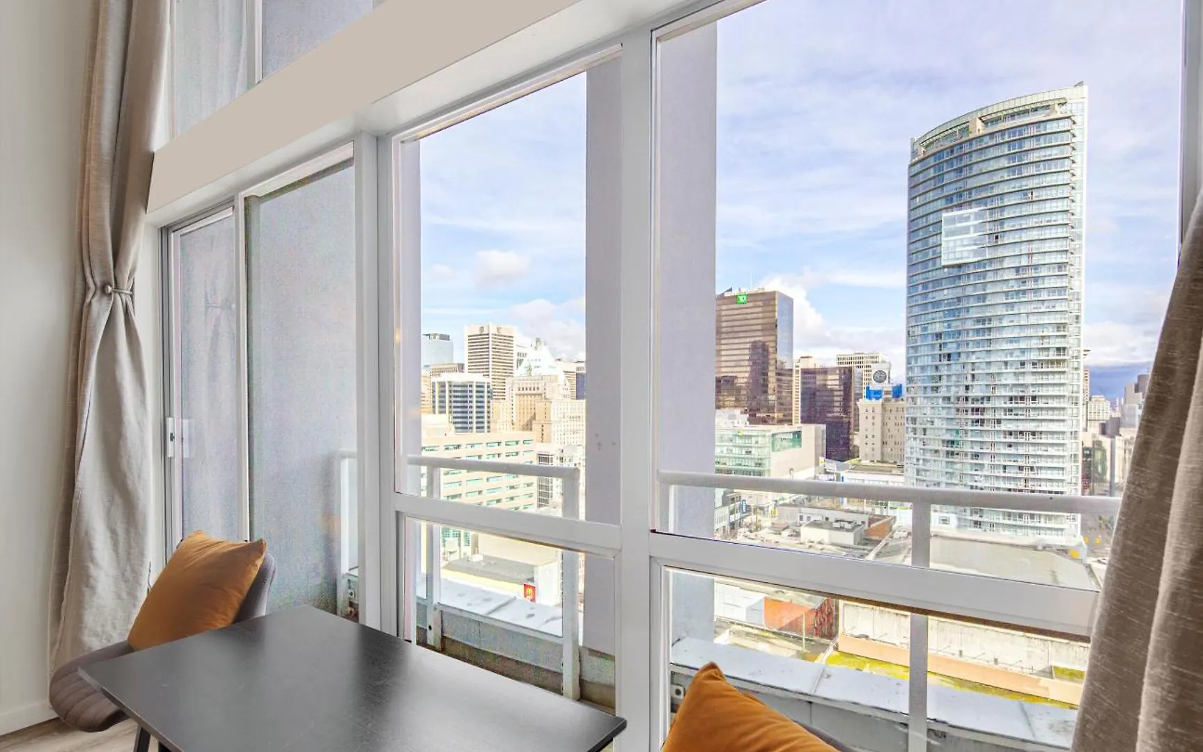 דירה וונקובר Two-Story Loft With A High-Rises View And Rooftop Deck