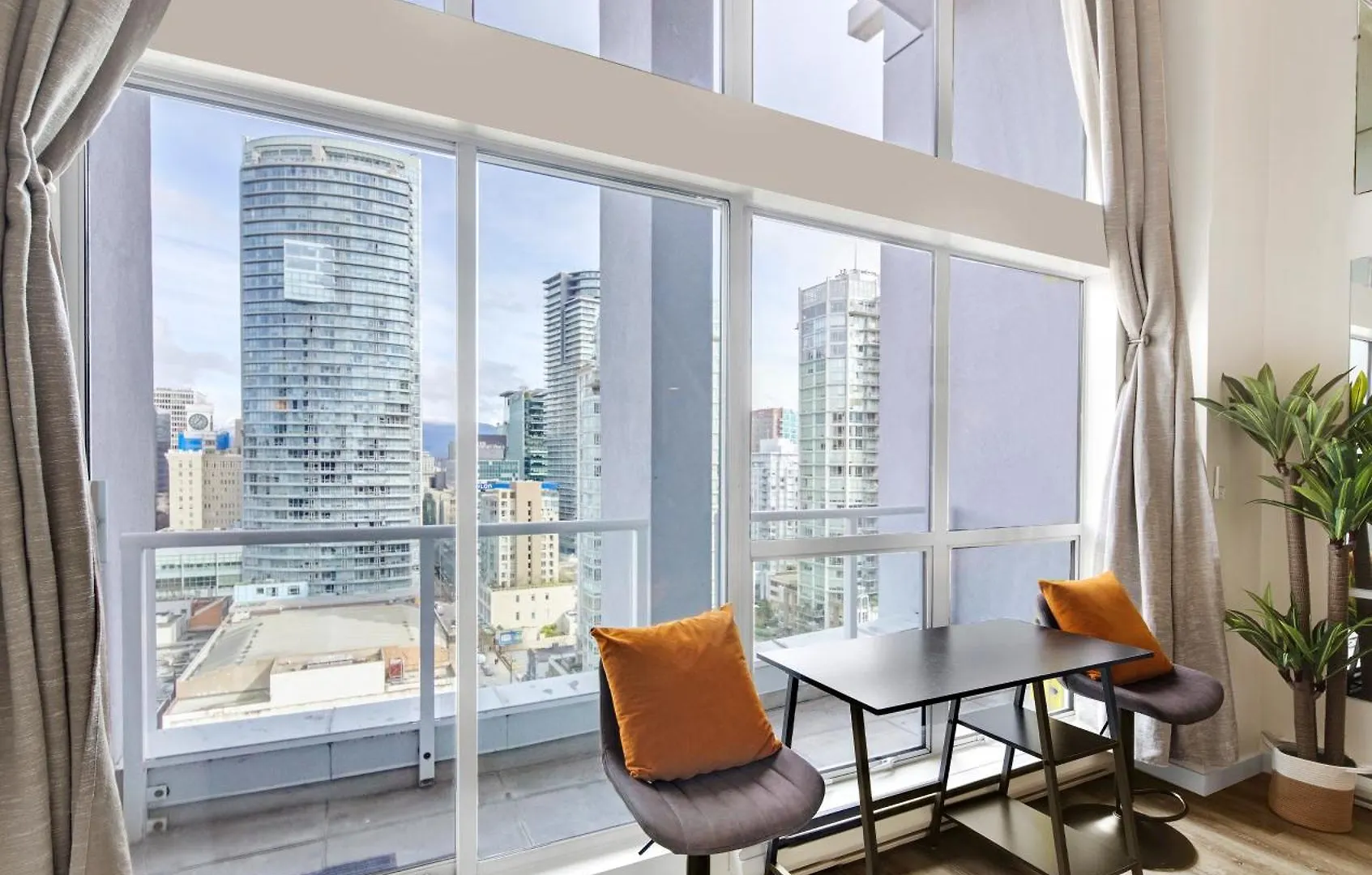 דירה וונקובר Two-Story Loft With A High-Rises View And Rooftop Deck