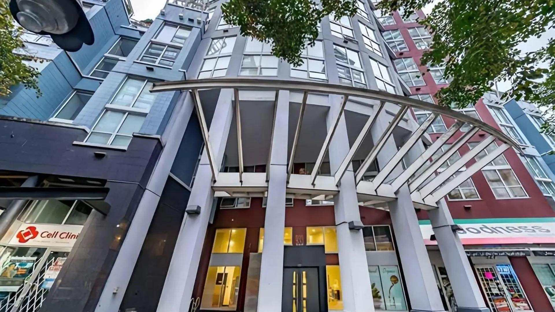 Two-Story Loft With A High-Rises View And Rooftop Deck Vancouver Apartment