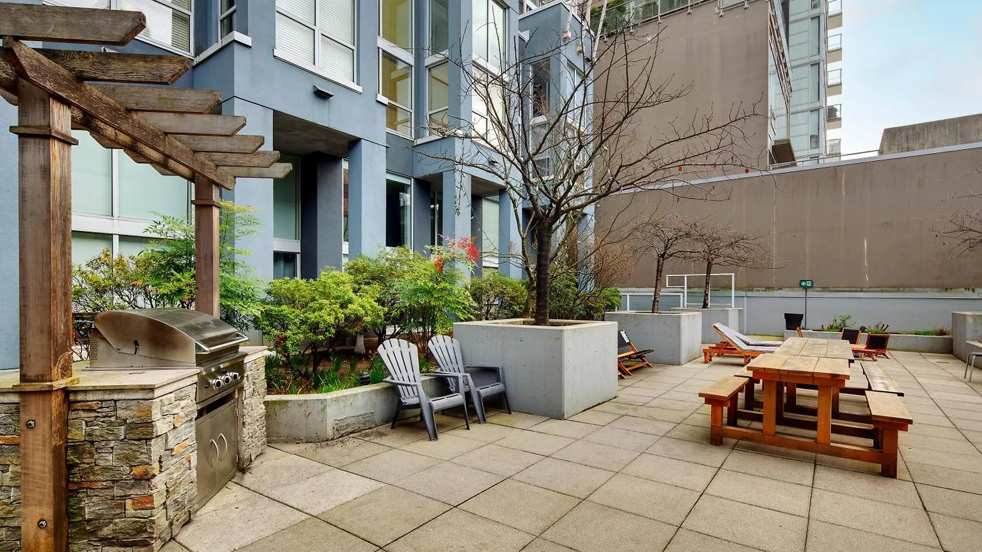 Two-Story Loft With A High-Rises View And Rooftop Deck Vancouver