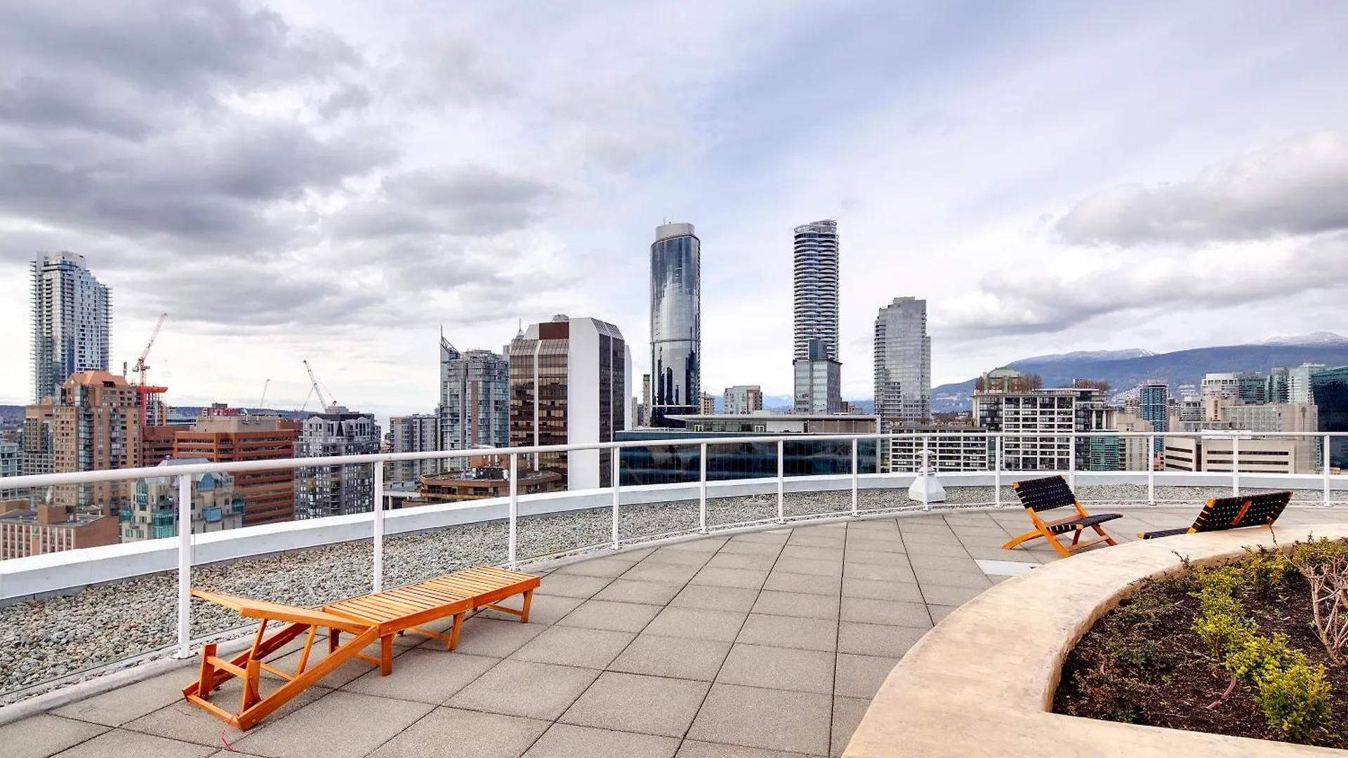 Two-Story Loft With A High-Rises View And Rooftop Deck Vancouver Apartment